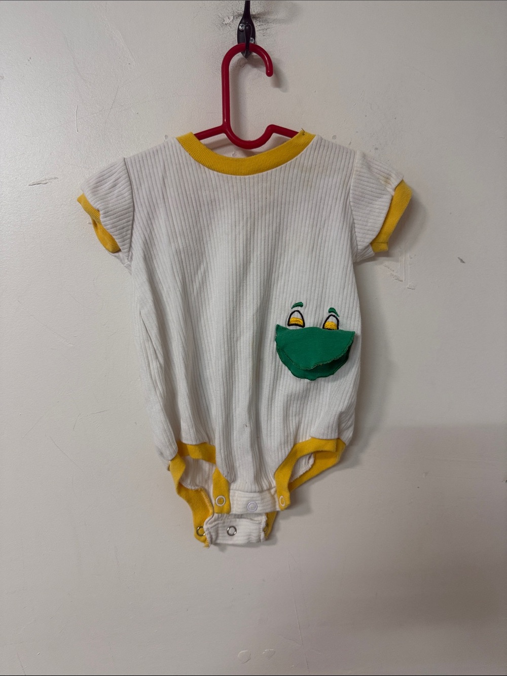 White Ribbed Baby Onesie with Yellow Trim and Green Frog Pocket 90’s